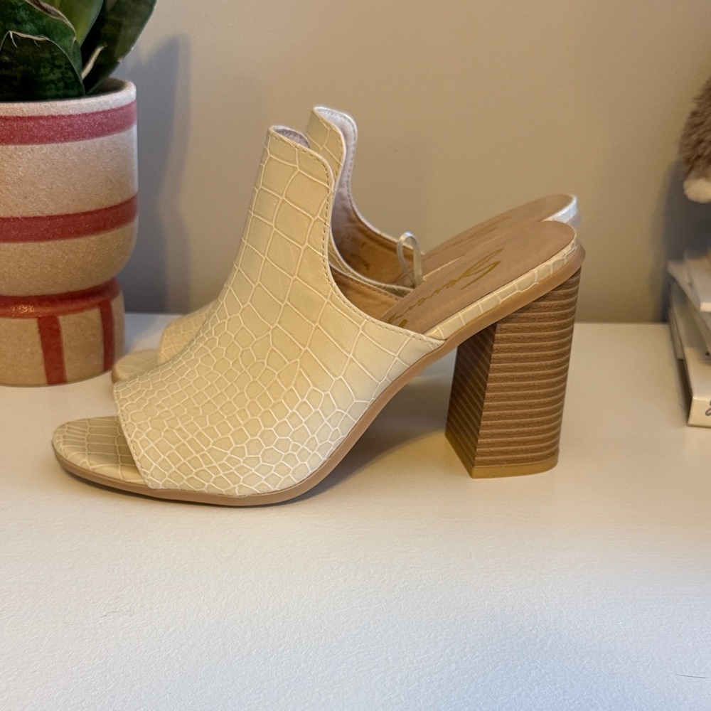 Seven7 Cream Textured Block Heel Mules